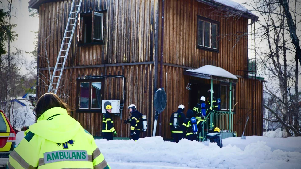 Räddningstjänst och ambulans på plats.