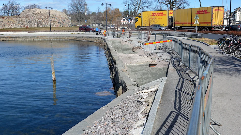 Vid Slottsholmens kaj krävs åtgärder för 1,3 miljoner. Vid Strömsholmen landar notan på 1 miljon. Att renovera kajkanten på Gränsö kanal, och uppföra en ny skärgårdshållplats, kommer kosta överlägset mest: 5,5 miljoner kronor. 