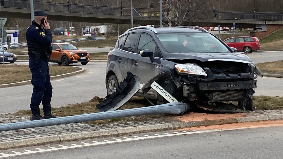 Personbilen körde rakt på en lyktstolpe som föll över vägbanan. 