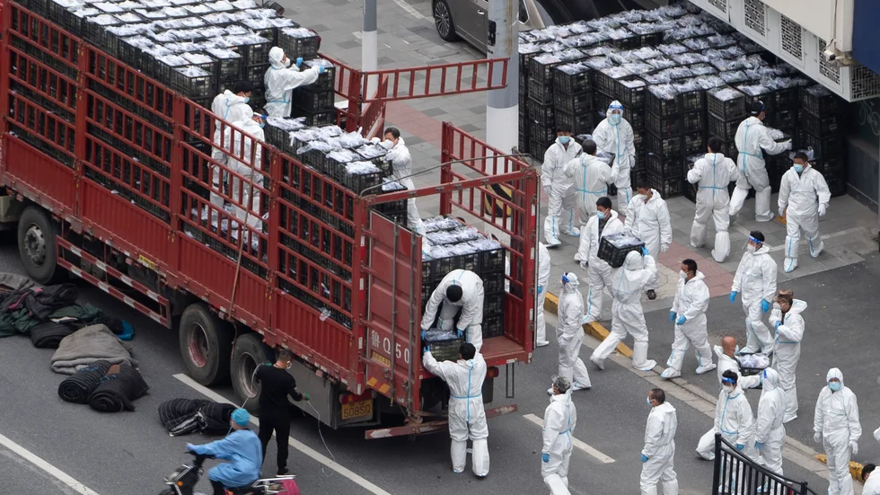 Det har varit svårt att få tag på mat för många under Kinas omfattande och stränga lockdowns. Här en matleverans i Shanghai.