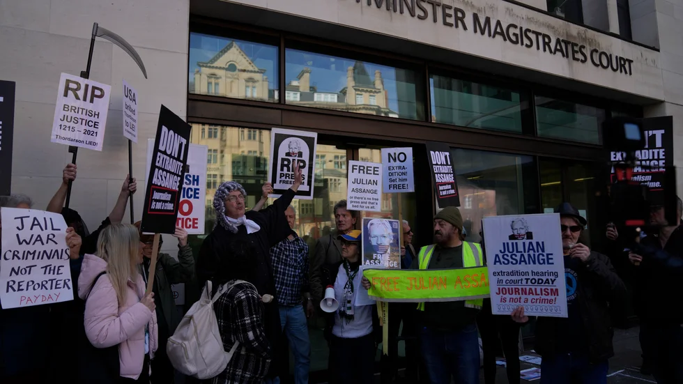 Supportrar till Wikileaks-grundaren Julian Assange protesterar utanför Westminster magistrates court i London, som på onsdagen utfärdade en utlämningsorder till USA.