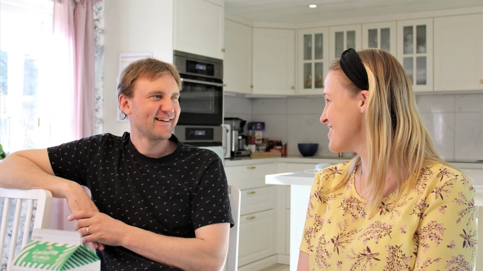 Att knyta tillbaka till relationens första år har varit viktigt för Maria Modig och Jimmy Fransson. De förlovade sig på sitt gamla årsdatum och såg även till att köpa likadana ringar som sist. "Vi köpte i stan förra gången men de fanns inte kvar, så det blev en del googlande. Men det är lite speciellt ändå", säger Maria.