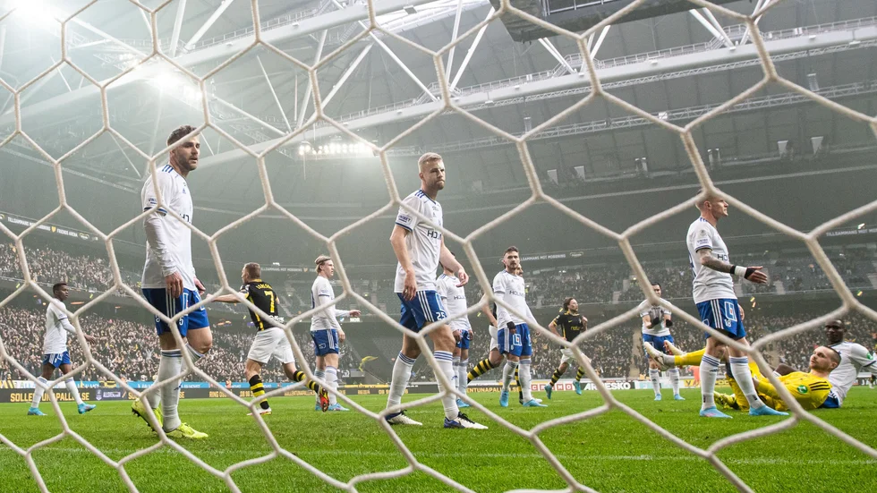 Bollen i mål bakom Oscar Jansson (i gult). Det blev matchens enda när AIK vann mit IFK på Friends Arena.