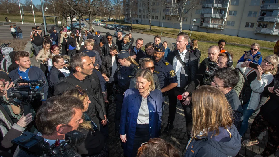Statsminister Magdalena Andersson vid ett tidigare besök i Navestad efter påskupploppens kravaller. 