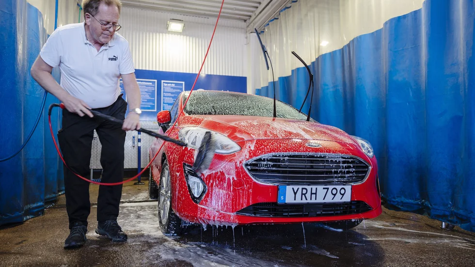 Gert Lindblom bodde tidigare i hus och då brukade han tvätta bilen på tomten, men sedan fem år tillbaka bor han i lägenhet och åker alltid till en tvätthall för att få bilen ren. 
