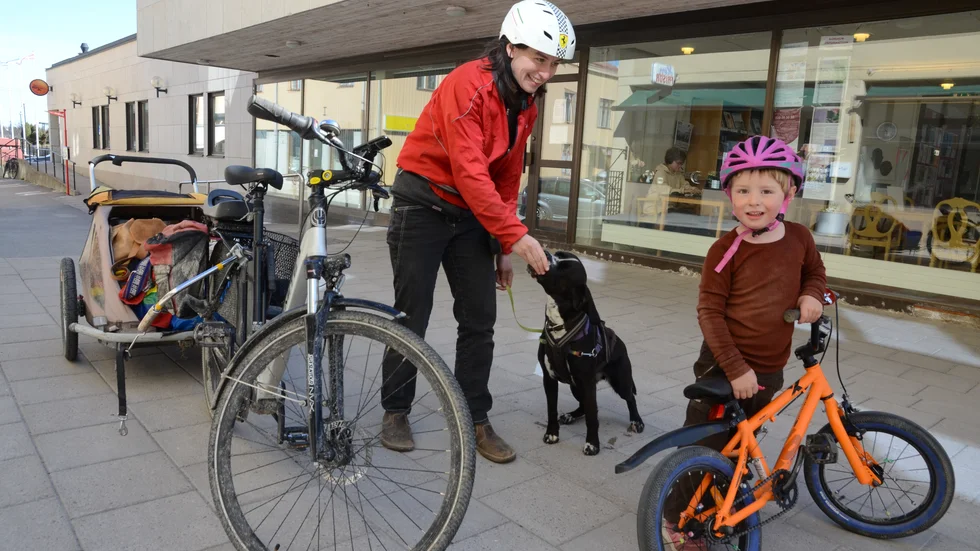 Långmilare. Anna Maria Sylveris har cyklat "70-80 mil på några månader" och efterlyser fler cykelbanor. Hunden Indy och sonen Bobo är inte med lika ofta.