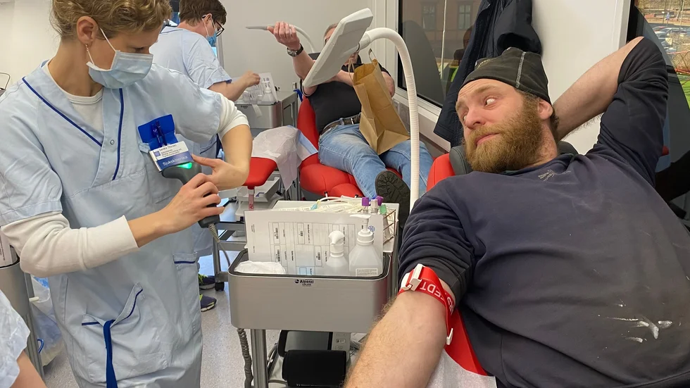 Gustav Steen har inga problem med att bli stucken. Han tycker att han mår bättre efteråt.