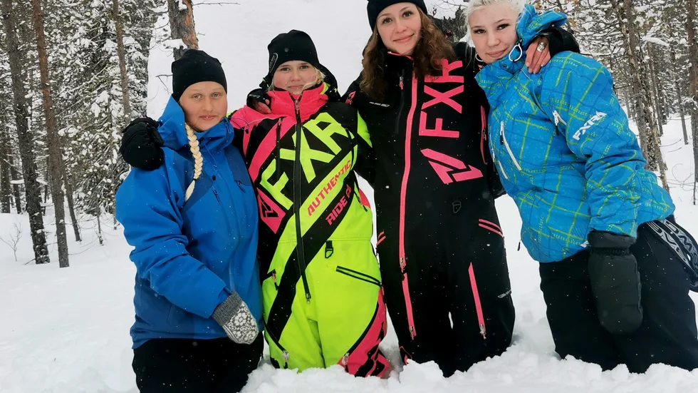 Eleverna Ottilia Wikberg, Ottilia Wiklund, Alva Åberg och Evelin Volland på Hornavanskolan i Arjeplog har i sitt UF-företag uppmärksammat den åtta meter höga stenen i Ånge. 