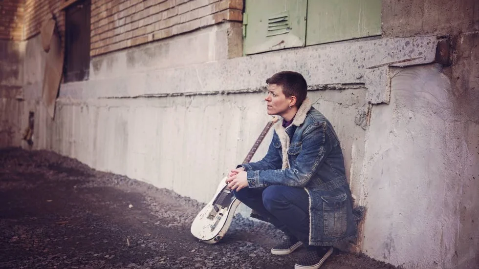FREDAG. Elin Lindström spelar akustiskt på Roasters 22:30 på fredag och 24:00 i Bluestältet.