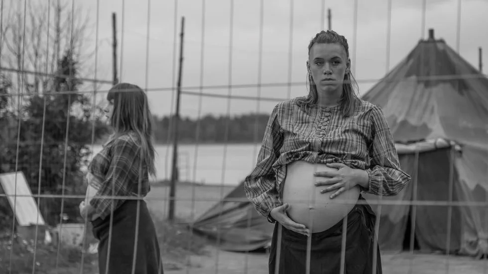 Graviddans. Föreställningen "Fånglägret" fokuserar på kvinnor som tvingades föda i fångenskap under andra världskriget.
