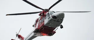 En räddad med helikopter