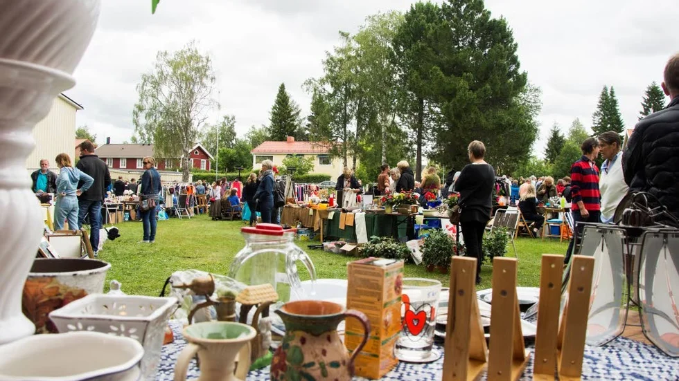 Loppmarknader i Kyrkbyn är en tradition. Denna bild är från ett tidigare år när det arrangerades utanför Kulturgården.