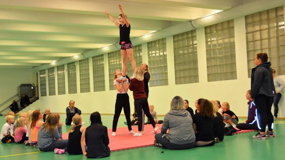 ETT BYGG. I cheerleading.