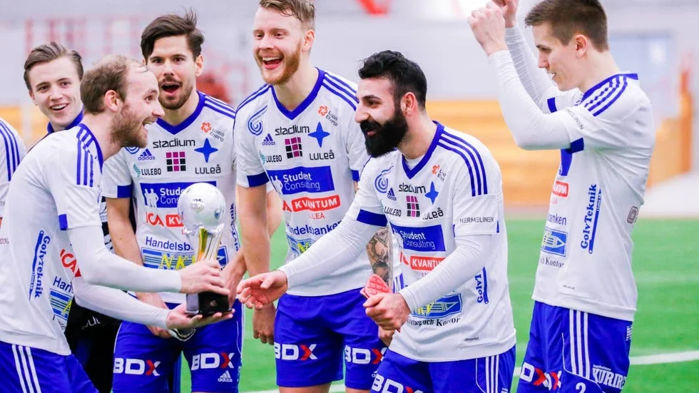 Förlänger. Barzan Jamshidi (tvåa från höger) blir kvar i IFK Luleå.