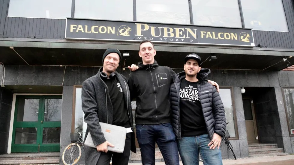 Renovering. Nu rustas lokalerna för en ny restaurang. Simon Wanler och  Rickard Enbom, ser fram emot öppningen under våren, Felix Eriksson (mitten), från fastighetsbolaget, är glad att lokalen kommer till användning.