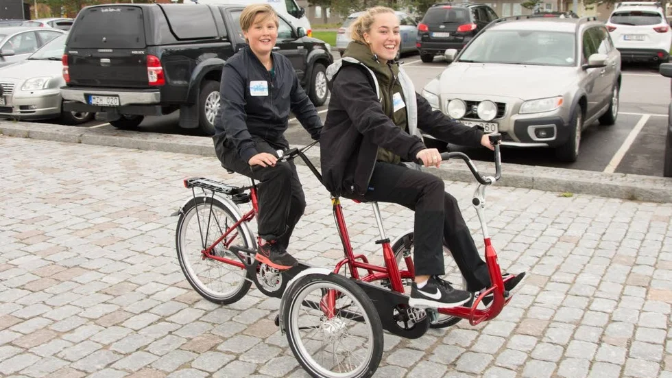 Trehjuling. Rebecca och Marcud Karlsson testade en cykel från Fritidsbanken, en cykel som är till utlåning för alla.