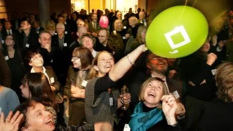 invigning. Lekfullheten visade sitt rätta ansikte när 400 inbjudna gäster bollade med Riksutställningars nya grafiska profil under invigningscemonin i går eftermiddag.