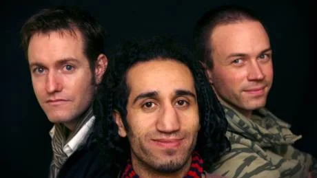 Radioröster. ”Det gick inte att vara kreativ på Just Radio, med allt konstigt som försiggick runtomkring en.” säger Ulas Nûjen, 30 (mitten). I vår ska bland andra han och radiokollegorna Jeremy ”Jay” Brooks, 27, och Erik Ljungberg, 24, starta sändningar på den nya stationen Wisby FM - på samma frekvens som Just Radio hade: 89,2 MHz. Foto: Rolf Jönsson