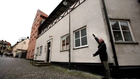 Återgång. Göran Örtbrant äger ”Tempohuset” vid Hästgatan. När kommunarkivet flyttar ut planerar han att upplåta huset för handel igen och återställa fasaden med sina stora skyltfönster. Foto:Henrik Radhe