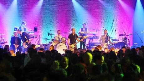 ORKESTER. Arvingarna bjöd på gamla godingar i Hemsehallen och "Hela hallen gungade" i takt med musiken.