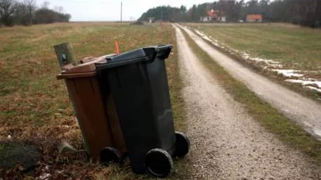 Kompost och brännbart. Med låsbara lock kan obehöriga inte slänga sopor i fel tunna för att slippa det nya kilopriset.