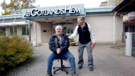 BRA SITS. Förhandlingsdelegationens ordförande, Lasse Arvidsson, hyresgästföreningen, är nöjd med uppgörelsen. Per Lindby kom förbi med stolen som han provsitter.