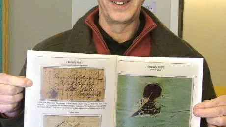 Stefan Norrby visar upp några sidor ur boken där han presenterar sin unika Gotlandssamling. Till höger ett så kallat fjäderbrev sänt från Sundre 1831. Brevet rapporterrar om en strandning utanför Hoburgen.
