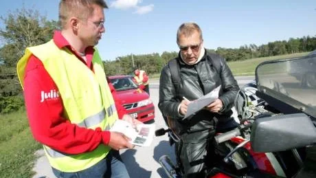 Hans Jonsson, Klintehamn, skrev på Thomas Nilssons namnlista. "Man blir förbannad när man läser om olyckor där förarna kör rattfulla gång på gång", säger Hans Jonsson.