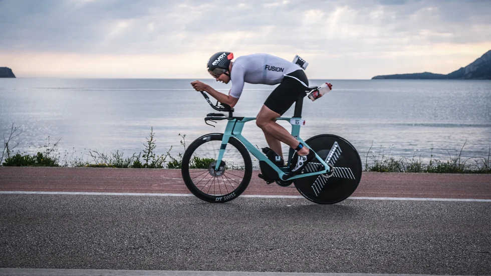 Adan Lennell från Enköping vann medeldistansen i triathlon i Borås. Cykelbilden är dock tagen på Mallorca där han tränar en del.