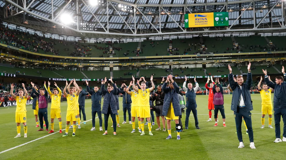 Ukrainas landslag tackar publiken i Dublin.