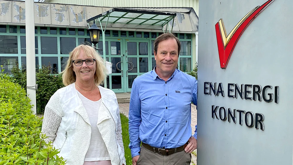 Marie Christensson, marknadschef, och Torbjörn Claesson, VD vid Ena Energi gläds över det fina klimatbokslutet som bolaget presenterar. ”Jag har sällan sett så bra siffror” säger Torbjörn Claesson.