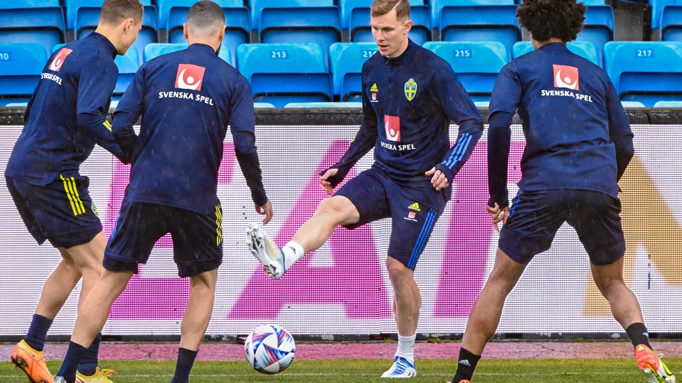 Emil Krafth, mitten, är tillbaka efter avstängning och spelar troligen från start i kvällens Nations League-möte med Norge på Ullevål.