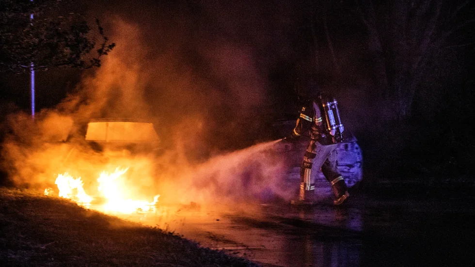 Ett 30-tal fordon, ett parkeringshus och en rivningsfastighet härjades av bränder i Trollhättan i torsdags.