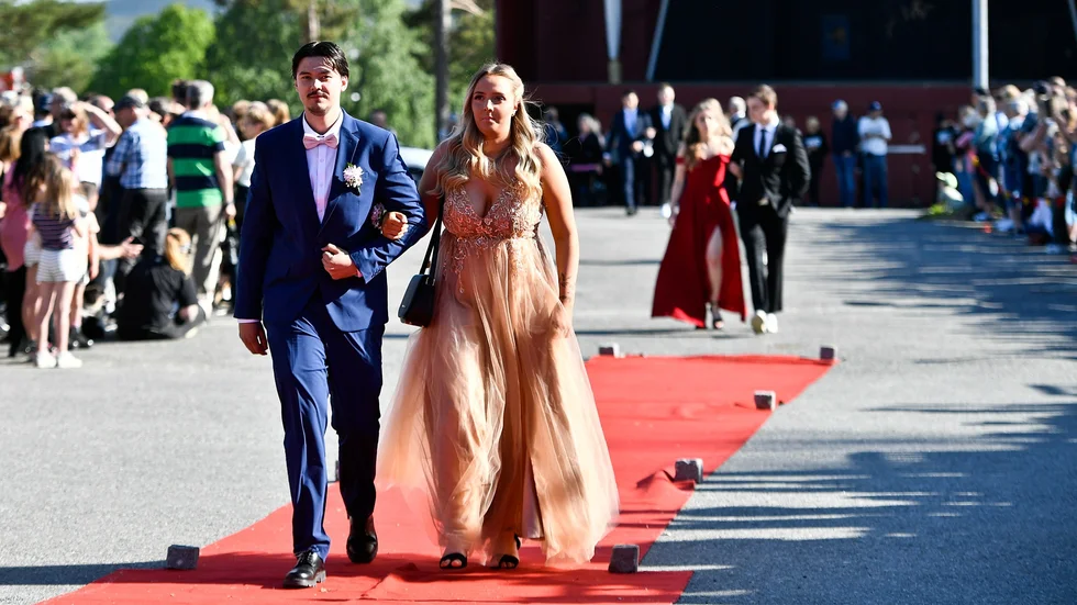 Collin Bergström och Vendela Granberg, Norsjö, åkte i Anders Granbergs Cadillac Deville -58 till studentbalen.