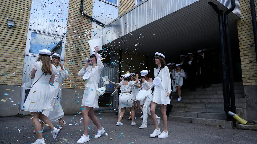Konfettiregn mötte Sandbackas studenter under utspringet.