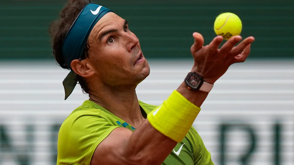 Rafael Nadal servar under Franska mästerskapen.