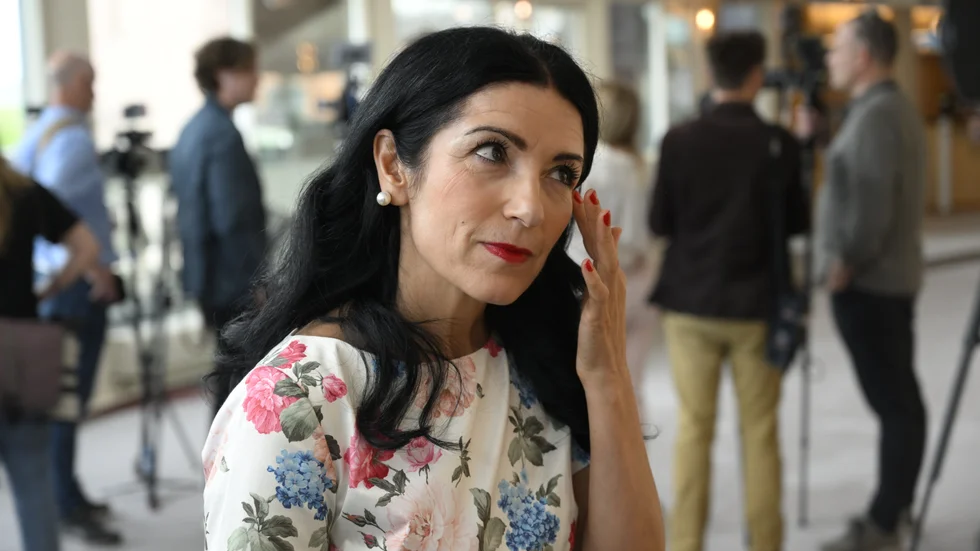 När den förra regeringen gjorde sig beroende av "kurdnationalisten Amineh Kakabaveh" så ställde man till det för sig när det seanre blev aktuellt att gå med i NATO; det hävdar debattören. 