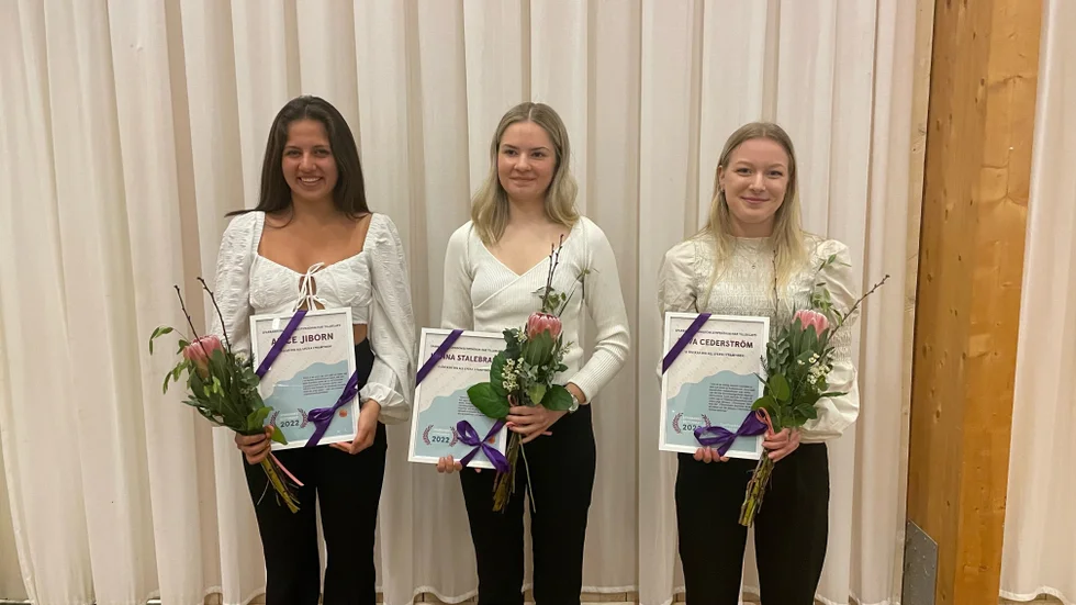 Alice Jiborn, Hanna Stalebrant och Lova Cederström fick ta emot årets Ungdomsstipendium från Tjustbygdens sparbank.