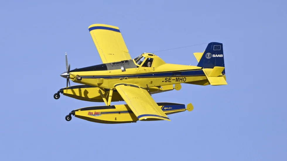 Vattenbombande flygplan sattes in vid branden på skjutfältet. Arkivbild.