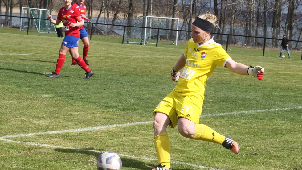 Frida Hillerström gjorde debut i Borens IK och höll nollan i målet mot Sätra. Det kan bli fler inhopp för Fornåsabon.