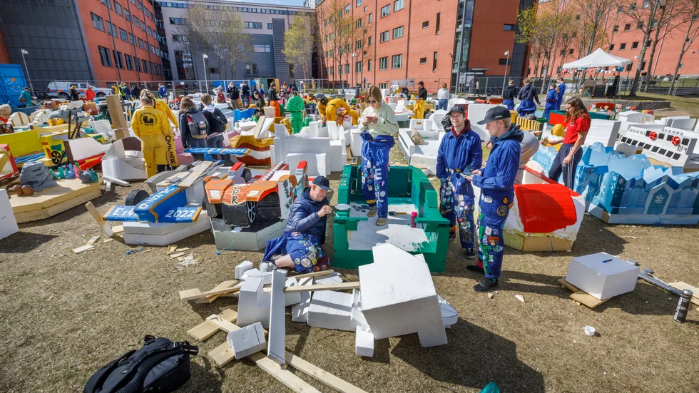 Under onsdagen befann sig många peppade flottbyggare på byggplatsen utanför Ångströmlaboratoriet för att fixa de sista detaljerna på sina farkoster inför forsränningen.