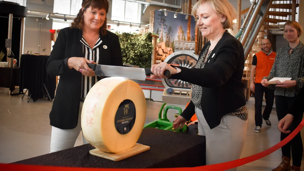 Helene Hellmark Knutsson och Lotta Folkesson, ordförande Lantbrukarnas riksförbund Västerbotten invigde utställningen. 