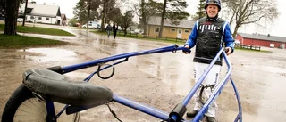 Regnig premiär på travet