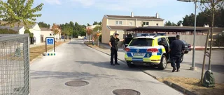 Knivbeväpnad man sköts av polis