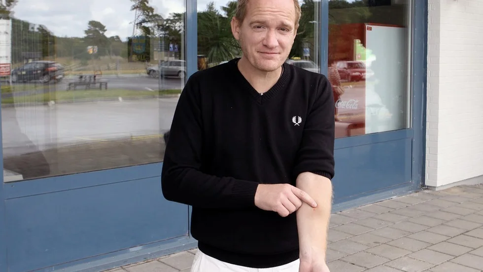 Superettanmatchen avbröts efter att Visbydomaren Patrik Klintberg träffats av något från läktaren. Själv tror han det var från ett skjutvapen