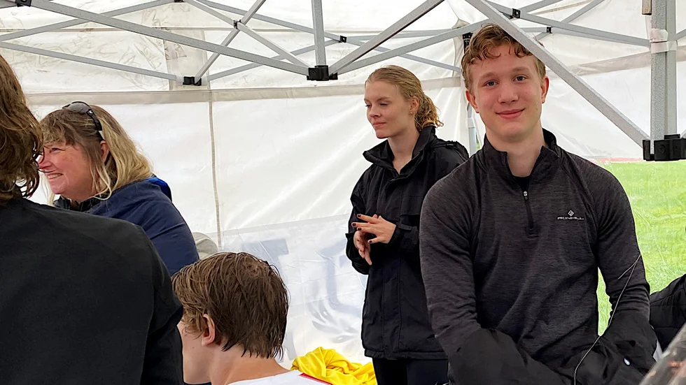 Tjalve-talangen Linus Jönsson fick vänta länge på att göra sina tävlingshopp i Kristiflygare på Norrköpings Friidrottsarena. 