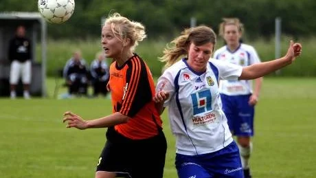 Målfattigt. Linnea Hansson till höger och hennes Dalhem lyckades inte göra ett enda mål i hemmamatchen mot Djursholm i lördags. Foto: TOBIAS WALLSTRÖM.