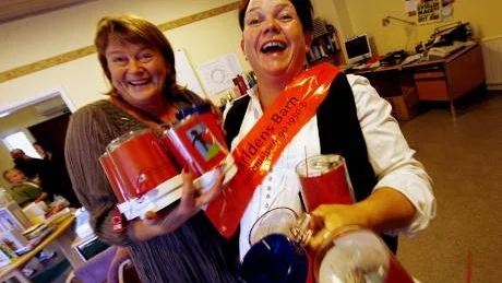 Insamlarglädje. Junis förbundsordförande Catharina Sandberg och Monica Engström-Thomsson (t h) från IOGT/NTO och Junis på Gotland var så här glada i lördags, men insamlingen gick lite trögt.Foto: Henrik Radhe