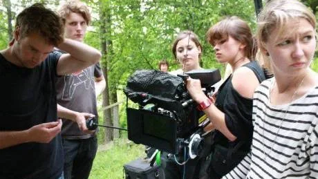 Filmteamet. Erik Green Petersson, regissör, Lisabi Fridell, filmfotograf och Malin Idevall, producent, jobbar med en av tagningarna i filmen "Holger och Vilde".Foto: Maja Dennhag