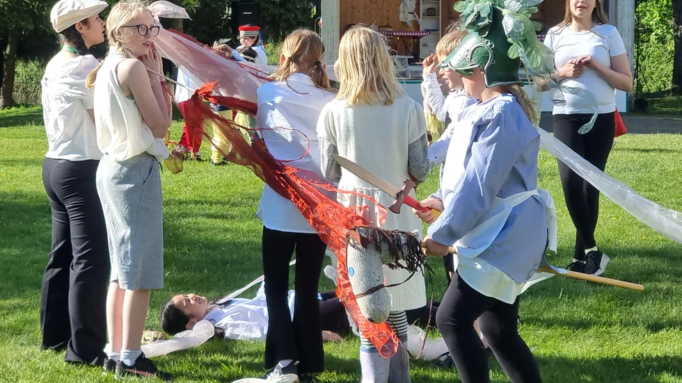 Jag njöt fullt ut hela vandringen igenom och det slog mig att inget av detta skulle vara möjligt utan kulturskolans fantastiska pedagoger, skriver Ida Wallin efter att ha sett  årets vandringsteater: Återvändaren.